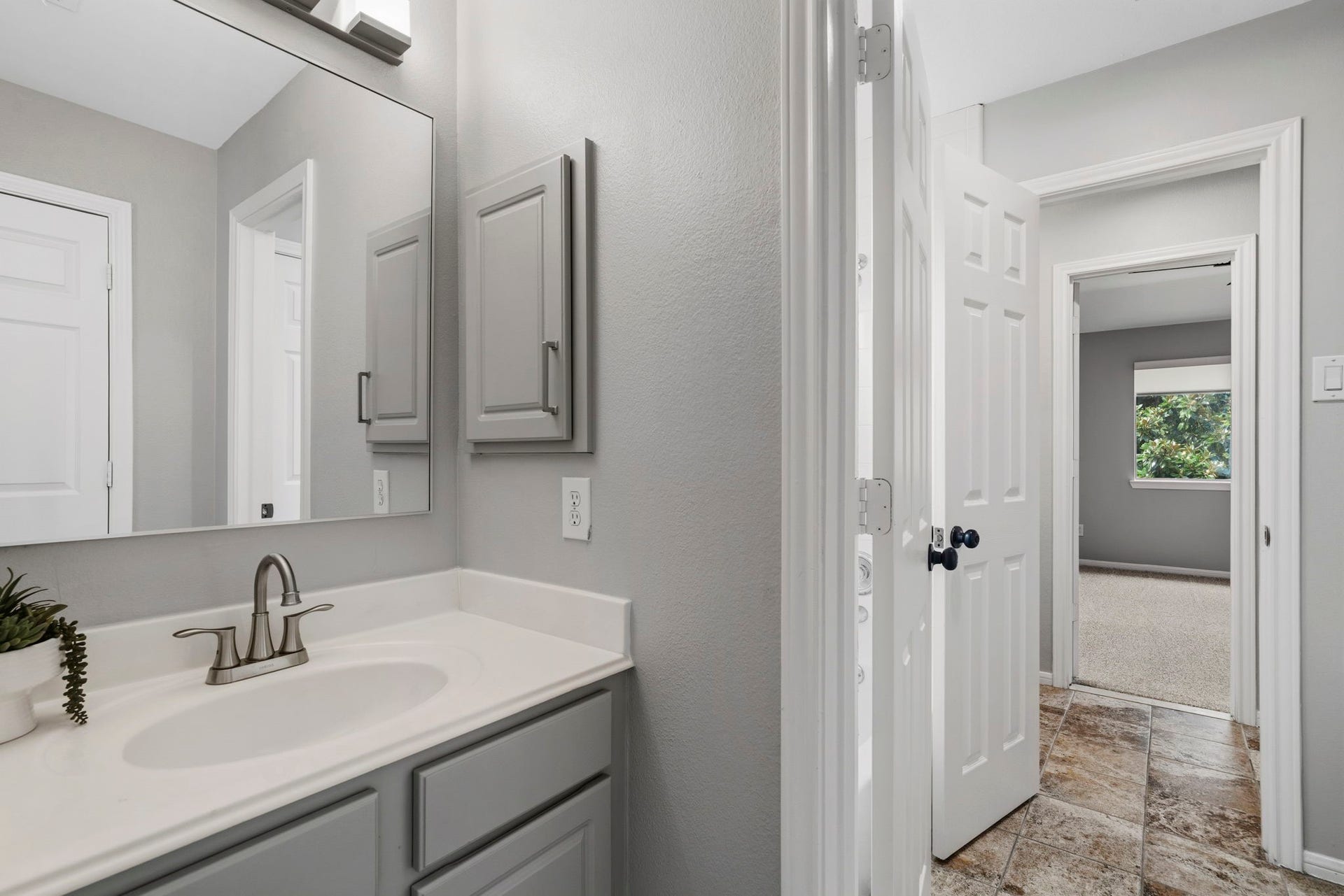 3427 Powell Way, Missouri City, TX 77459 Convenient shared bath with direct bedroom access.