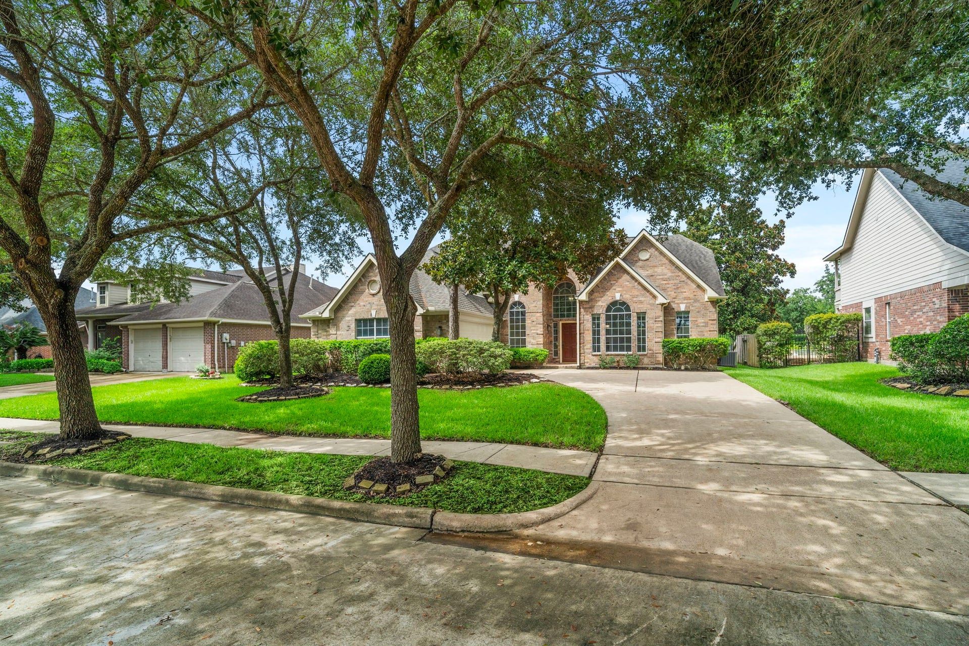 3427 Powell Way, Missouri City, TX 77459 Inviting exterior framed by majestic trees and a manicured lawn.