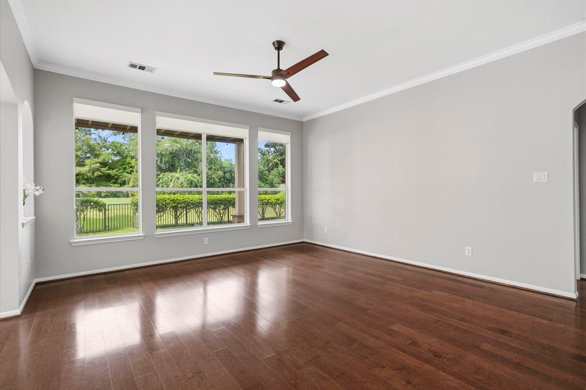 3427 Powell Way, Missouri City, TX 77459 Versatile living space and peaceful backyard views.