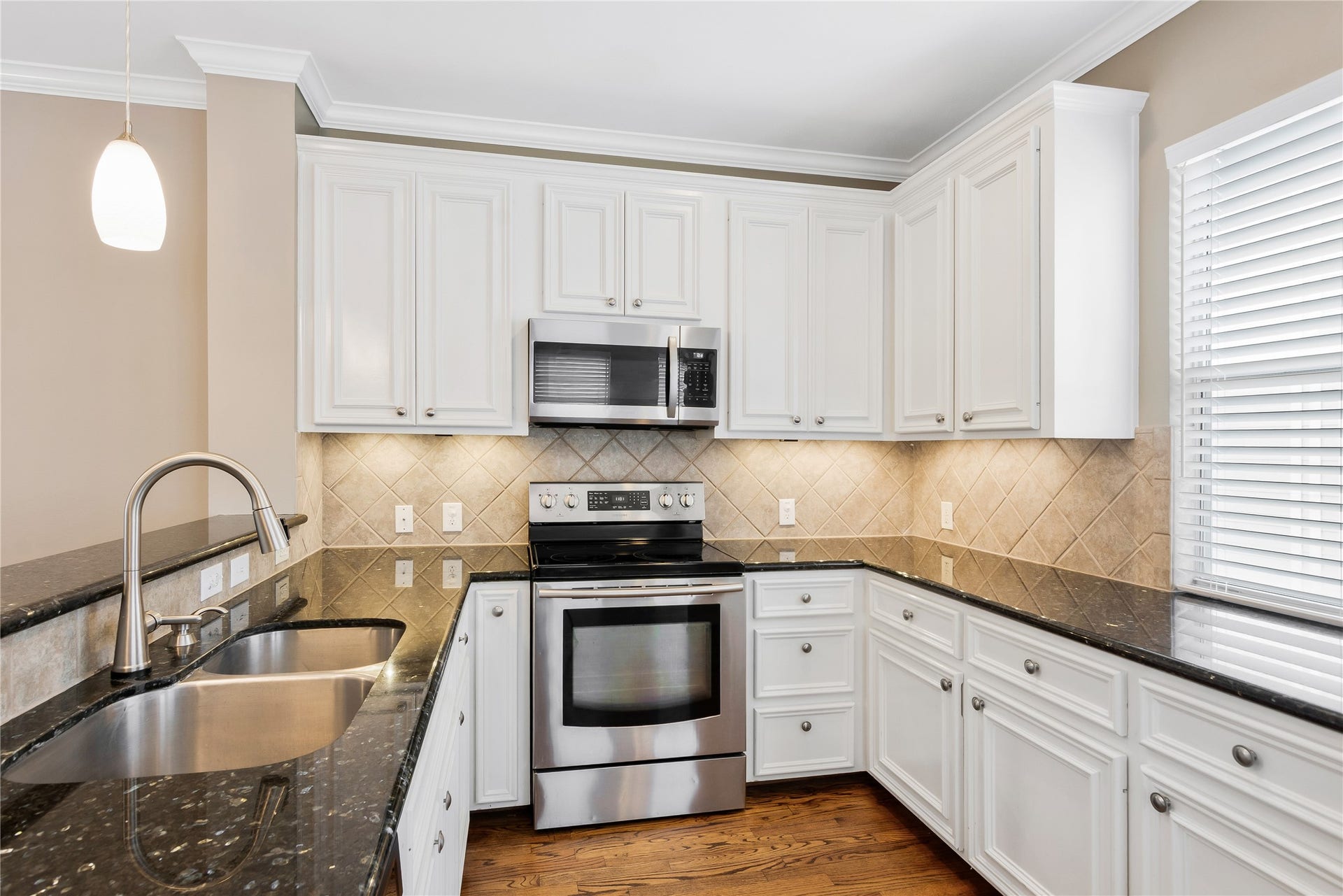 2615 W Dallas Street, Houston, TX 77019 Kitchen with granite countertops, great counter space and stainless-steel appliances