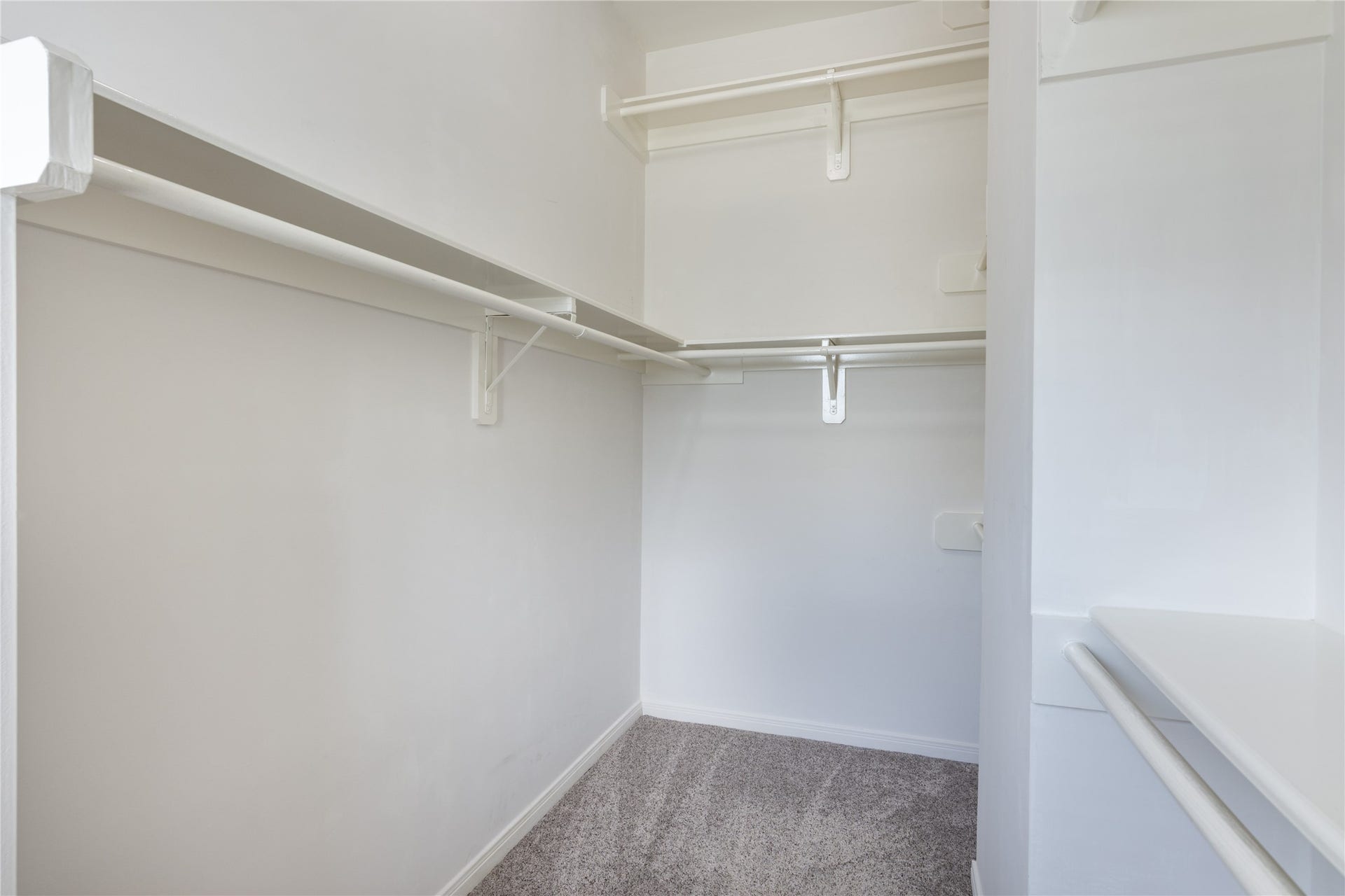 2615 W Dallas Street, Houston, TX 77019 Primary bedroom with large walk in closet