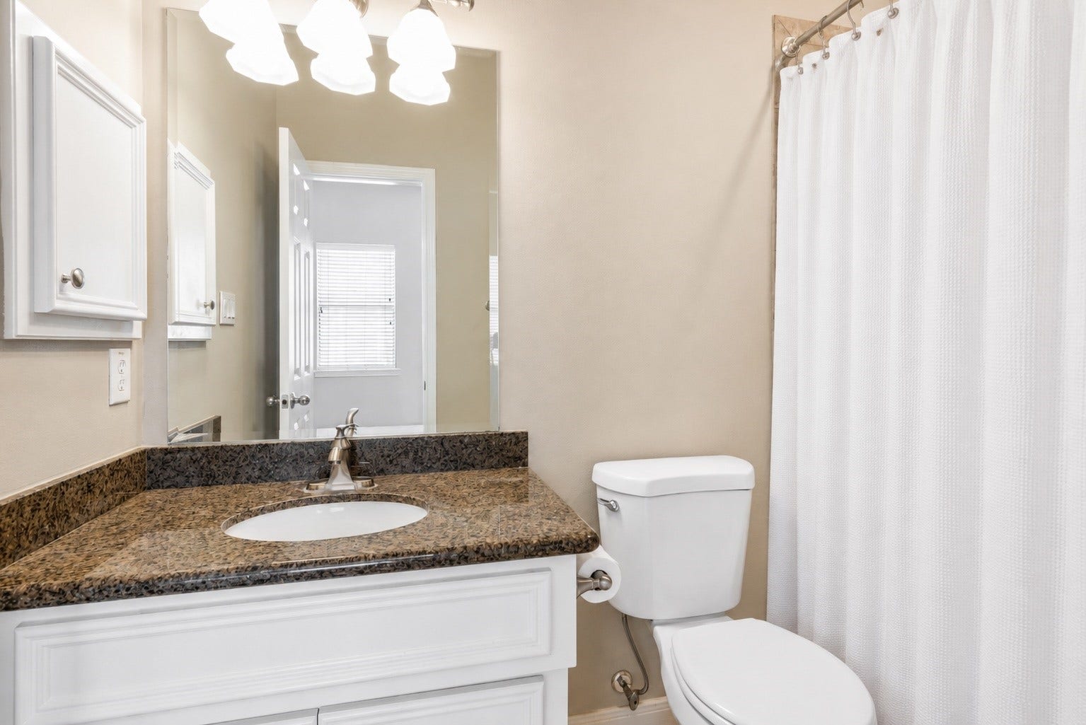 2615 W Dallas Street, Houston, TX 77019 Ensuite bath with granite countertop, tub/shower in rear 3rd level bedroom