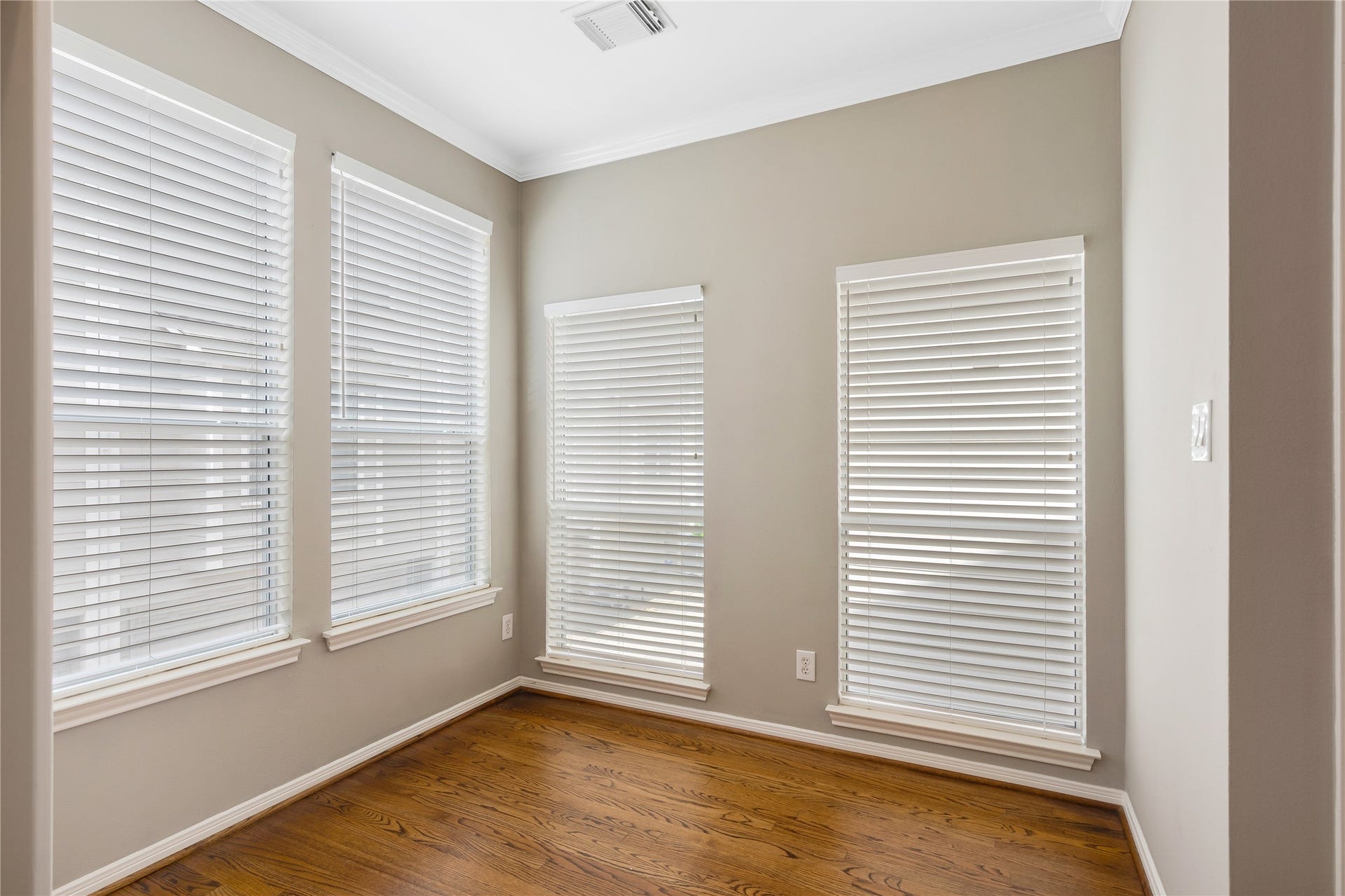 2615 W Dallas Street, Houston, TX 77019 Breakfast nook with adjacent walk in kitchen pantry