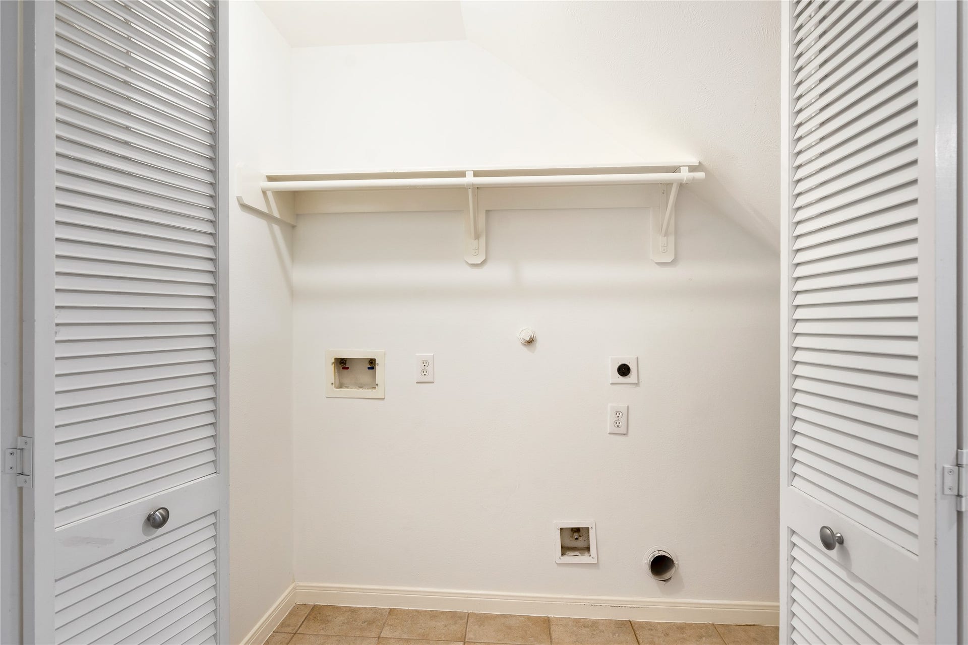 2615 W Dallas Street, Houston, TX 77019 Utility across from bathroom