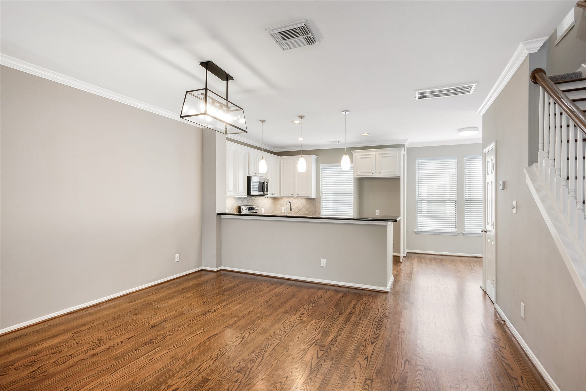 2615 W Dallas Street, Houston, TX 77019 Open and spacious dining area with wood flooring.