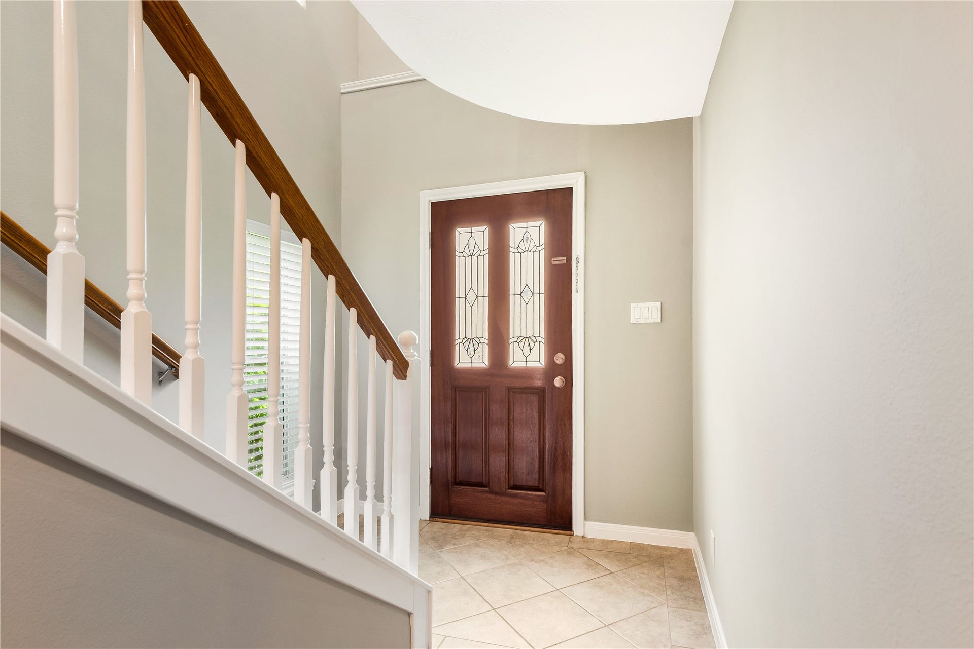 2615 W Dallas Street, Houston, TX 77019 1st level front entry with tile flooring with abundance of light