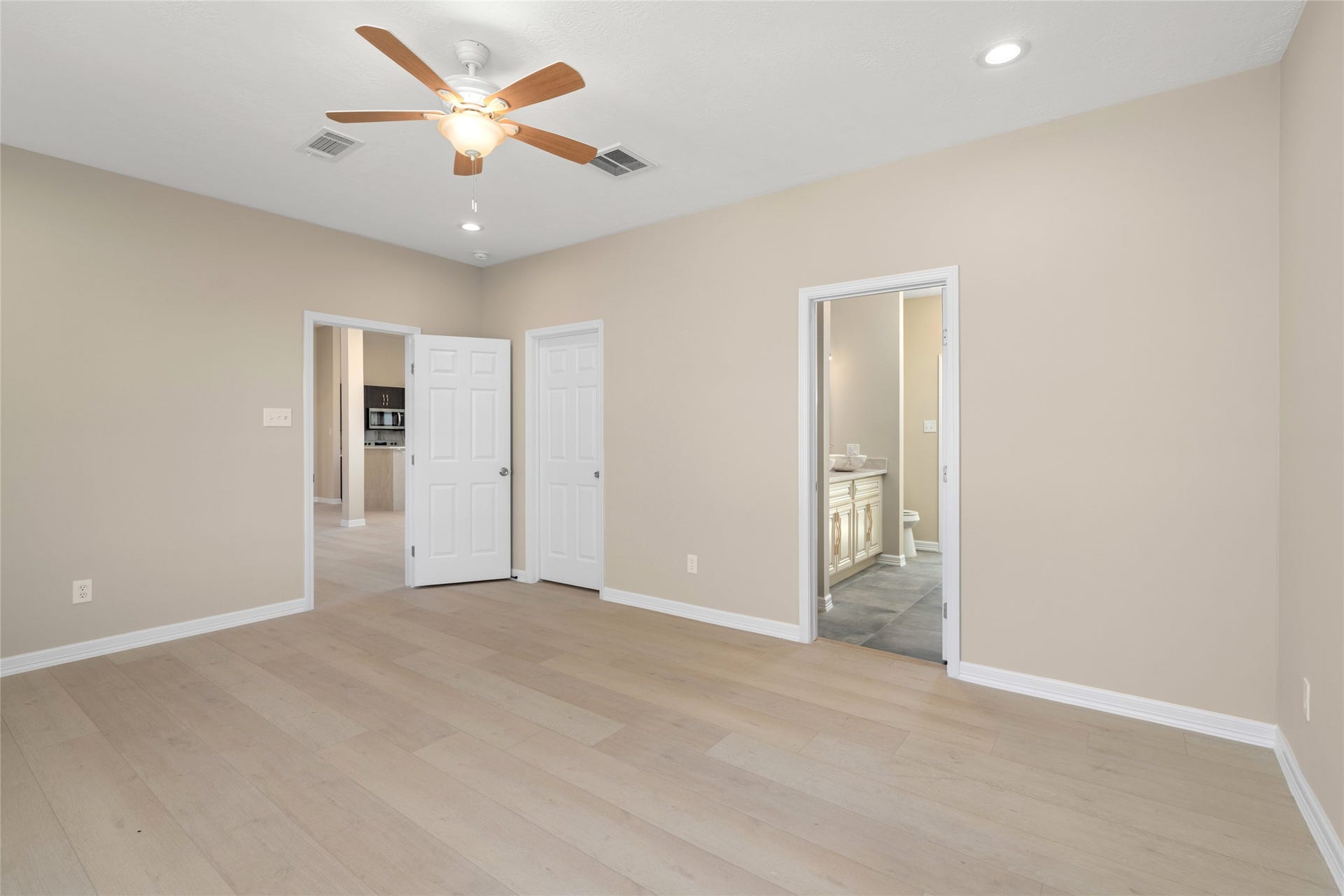 High ceilings and elegant
lighting elevate this
bedrooms atmosphere,
combining luxury with
comfort.