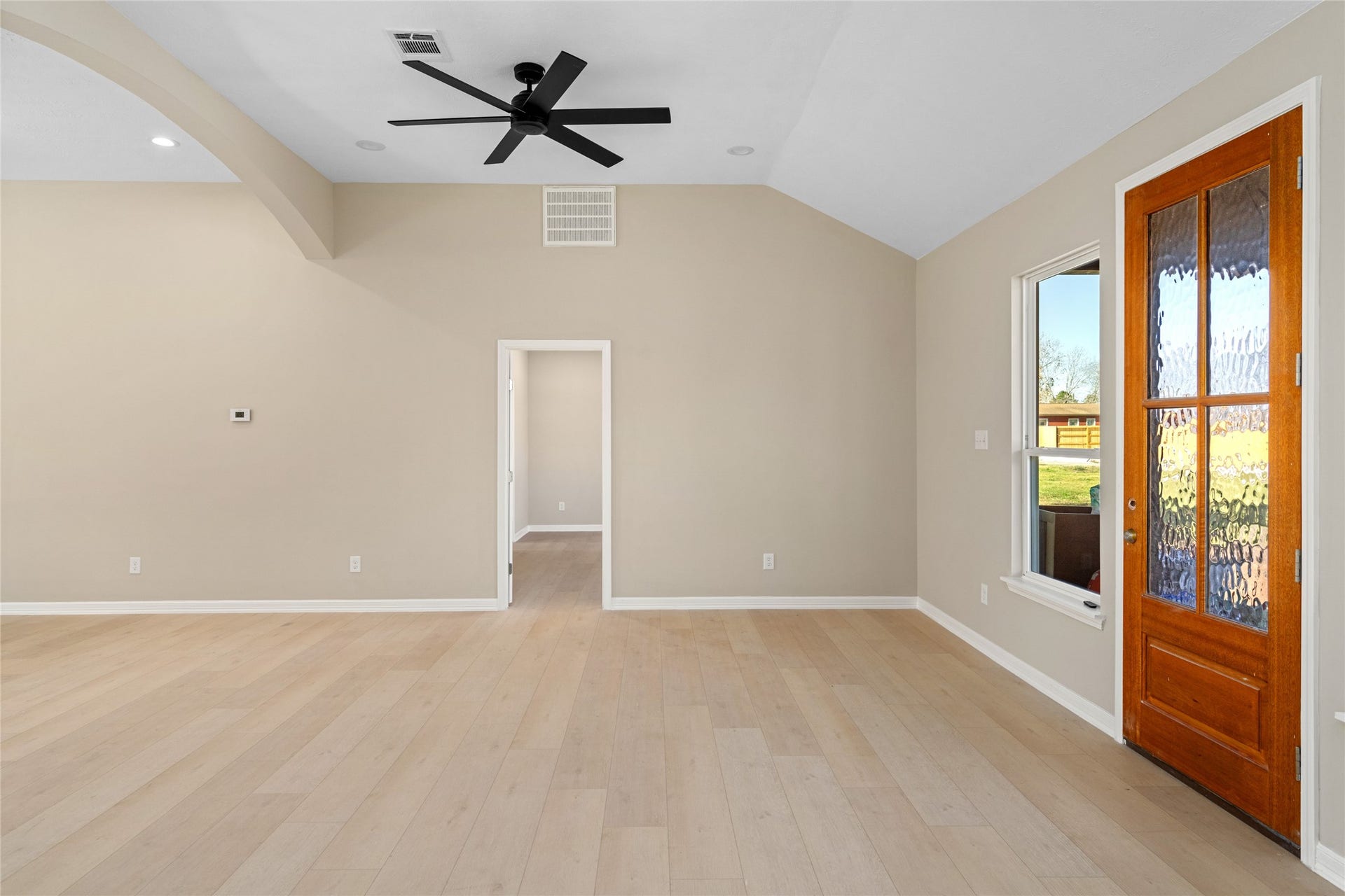 Front entry spotlight: warm
wood door, abundant natural
light, and a versatile, open
living space. Vaulted ceilings
and minimalist walls offer
endless dcor possibilities.