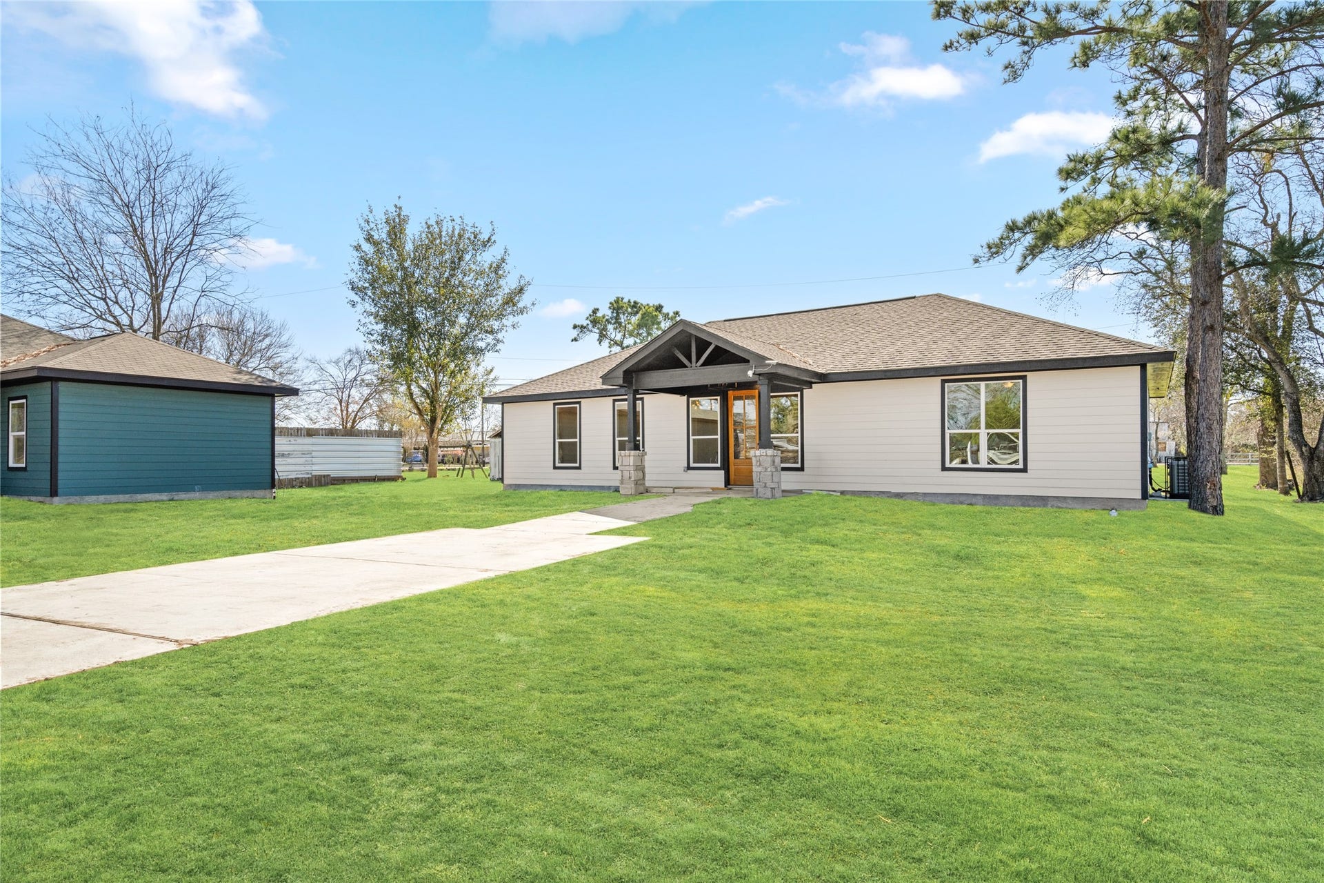 From this side angle, the full
width of the property is
revealed, including the
generous yard space ideal for
entertaining, gardening, or
simply enjoying the outdoors.