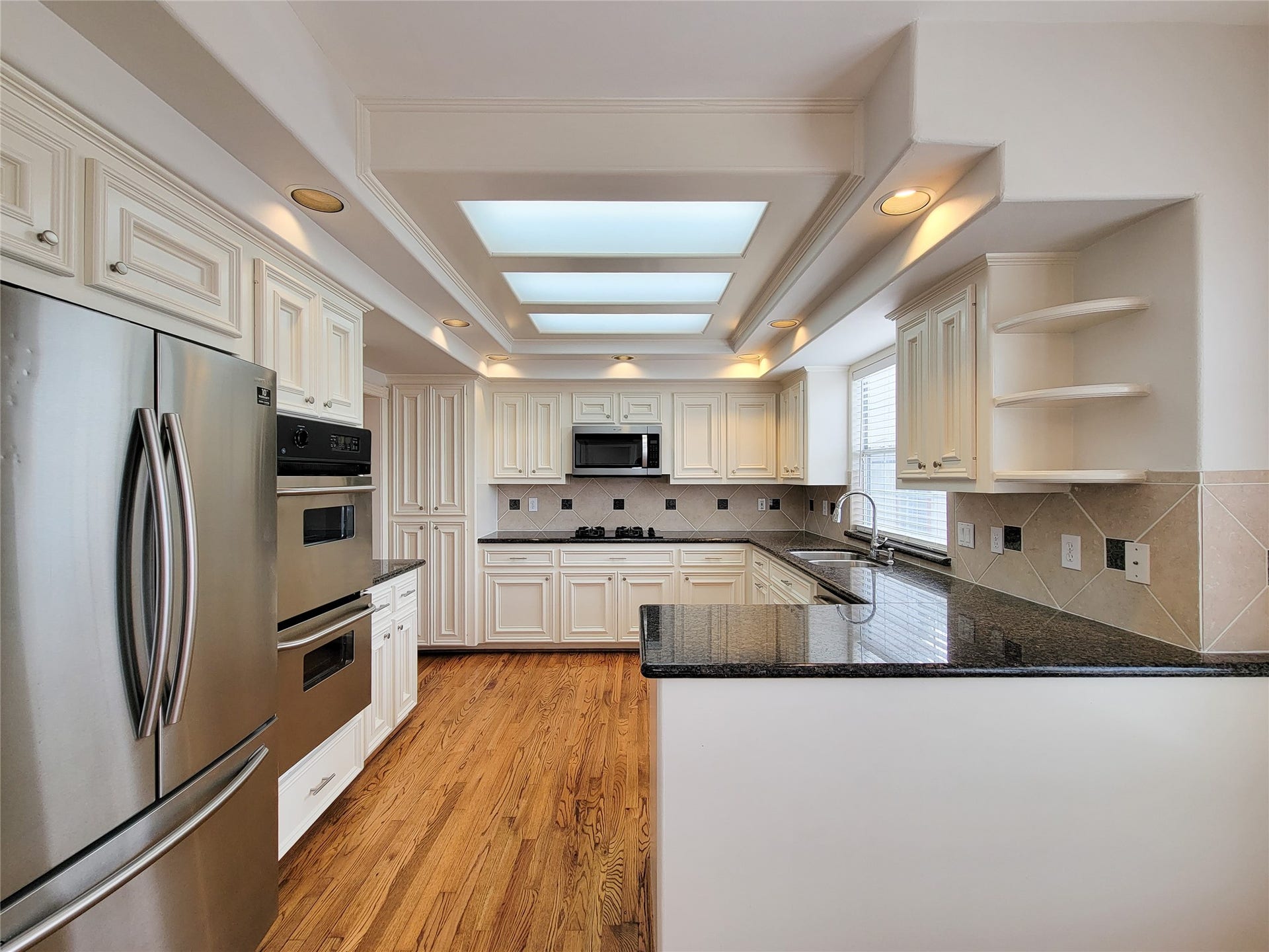2004 Mcduffie Street, Houston, TX 77019 2004 Mcduffie Street, Houston, TX 77019