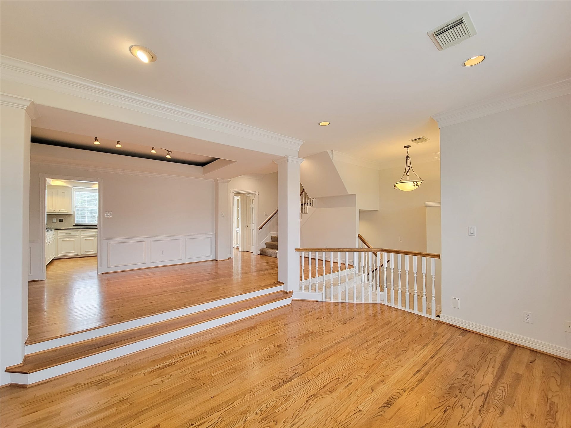 2004 Mcduffie Street, Houston, TX 77019 2004 Mcduffie Street, Houston, TX 77019