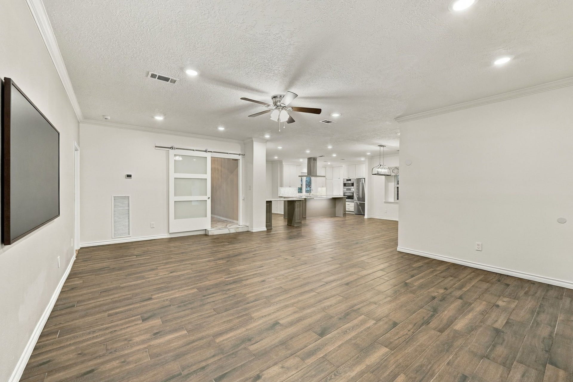 1430 Stependale Drive, Katy, TX 77450 Open living area offering generous floor space, neutral finishes, and convenient access to the kitchen.