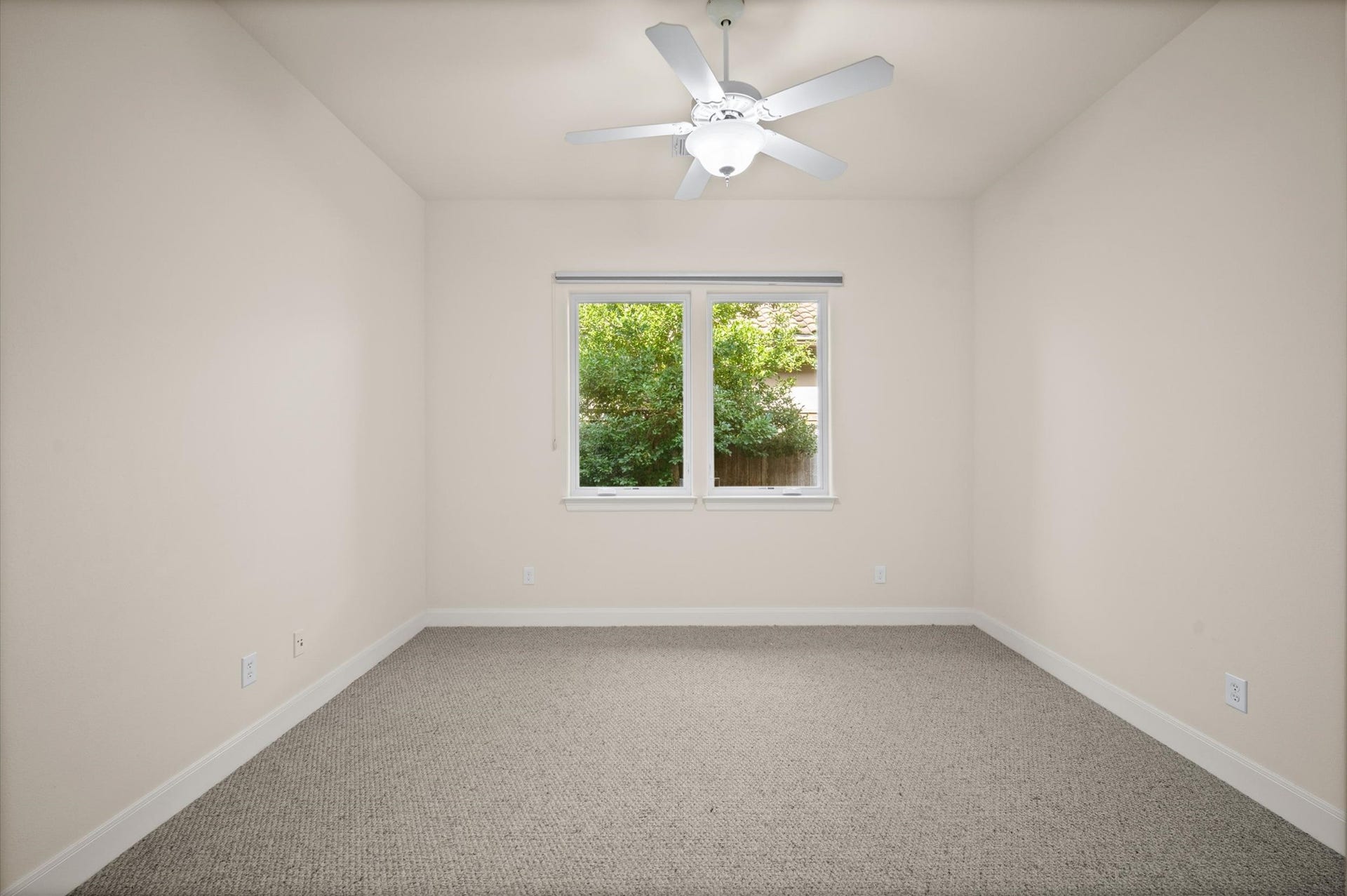 3010 Bonnebridge Way Boulevard, Houston, TX 77082 Another secondary bedroom on the first floor offers an ideal private guest retreat, complete with an en-suite bathroom featuring a double vanity.