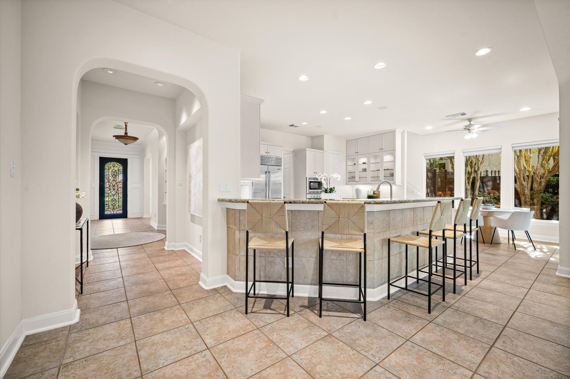 3010 Bonnebridge Way Boulevard, Houston, TX 77082 The kitchen, breakfast bar, breakfast nook, and family room come together in one inviting spaceperfect for gathering, entertaining, and enjoying views of the 1st fairway from nearly every angle