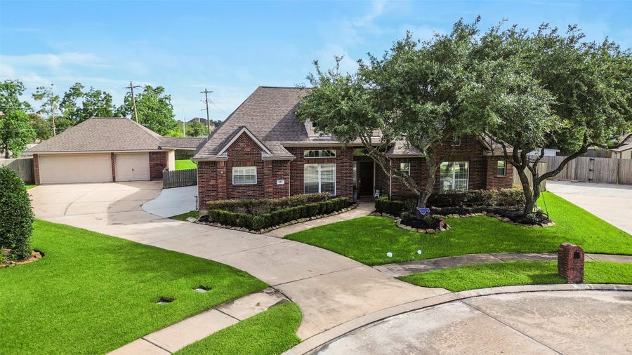 Property photo for 910 High Ridge Circle, Friendswood, TX