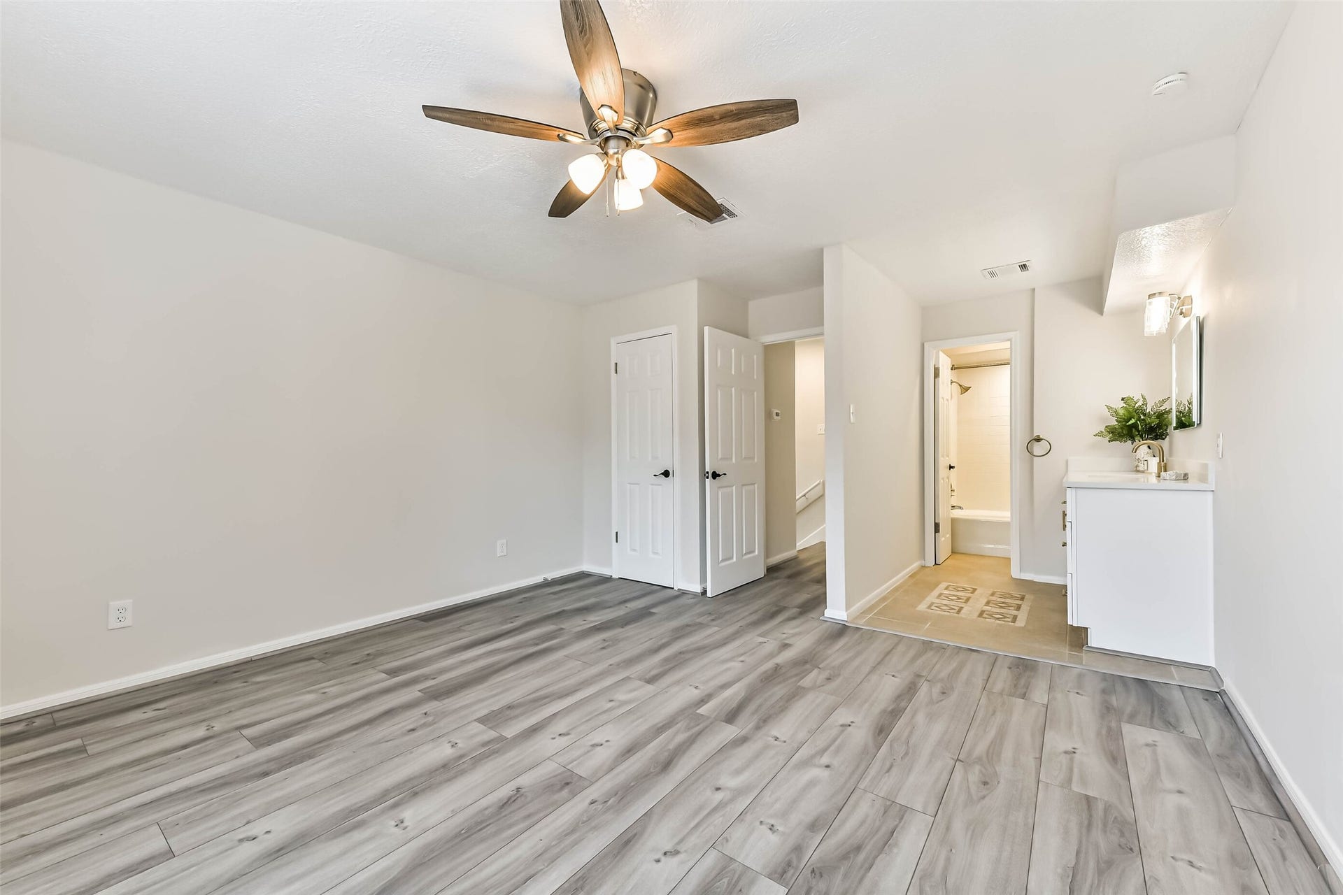 From this angle you can see there is a en-suite bathroom for this bedroom.