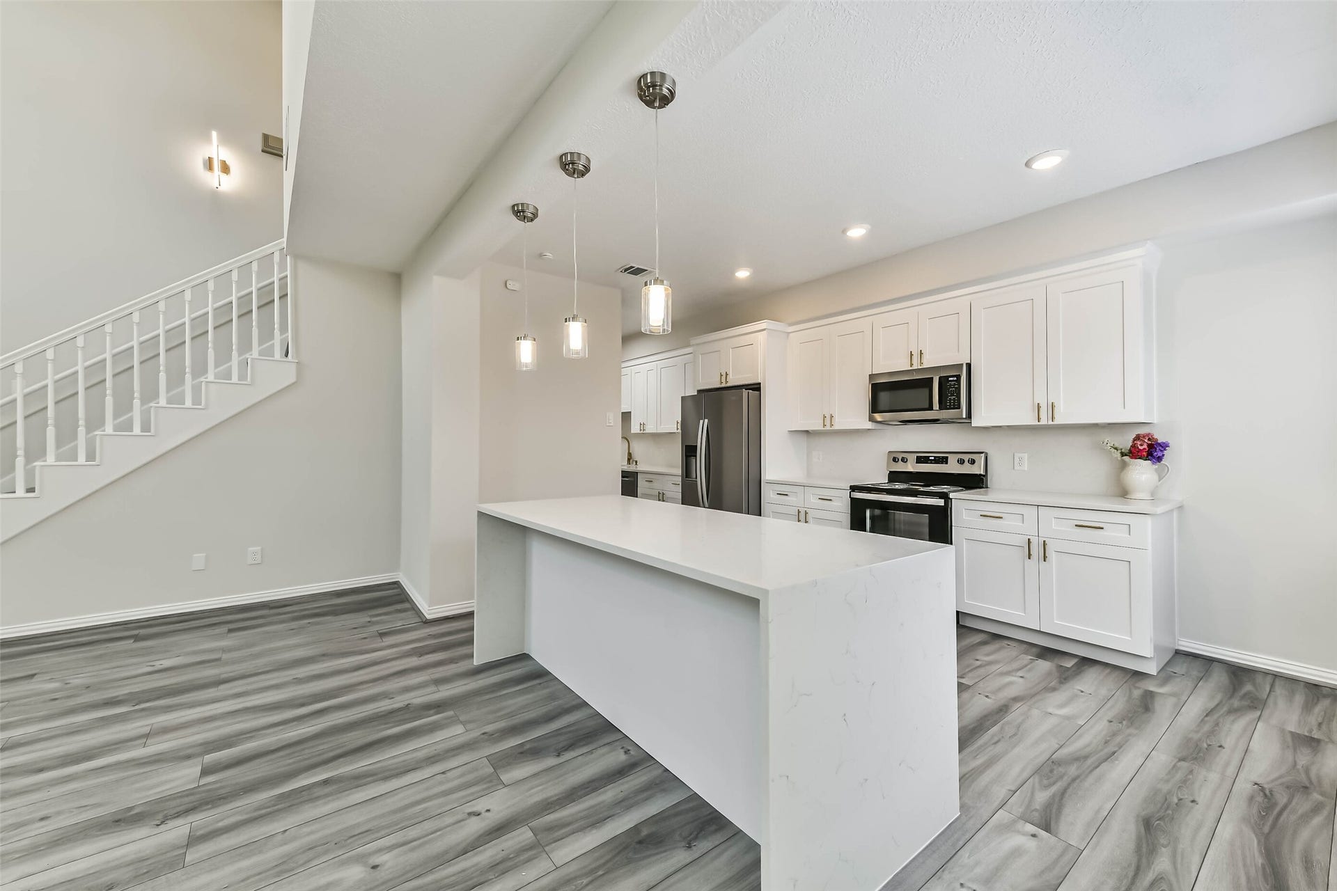 There is a kitchen/dining combo with an eat in breakfast bar.