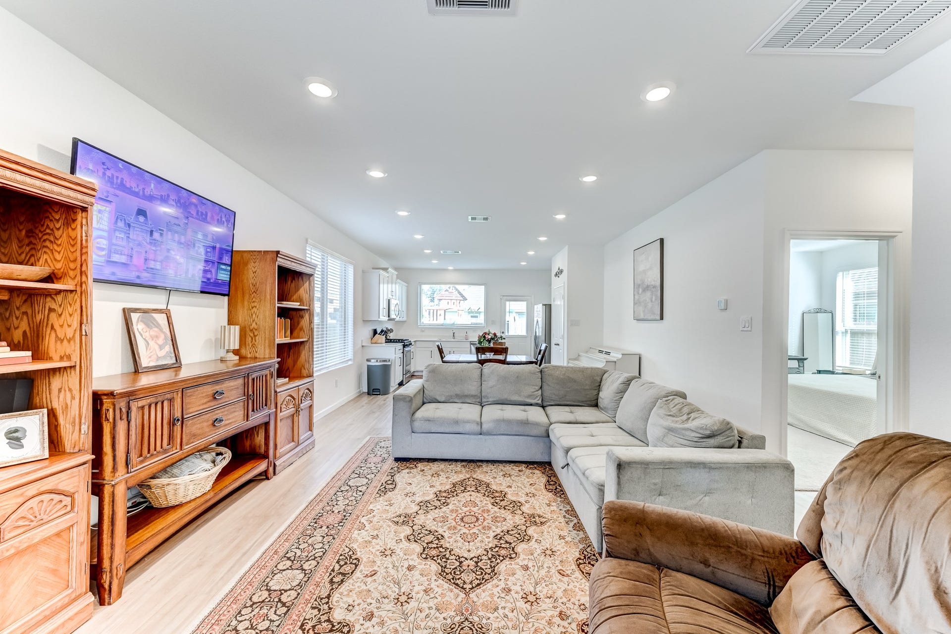 20901 Cropani Shadow Drive, New Caney, TX 77357 Living room