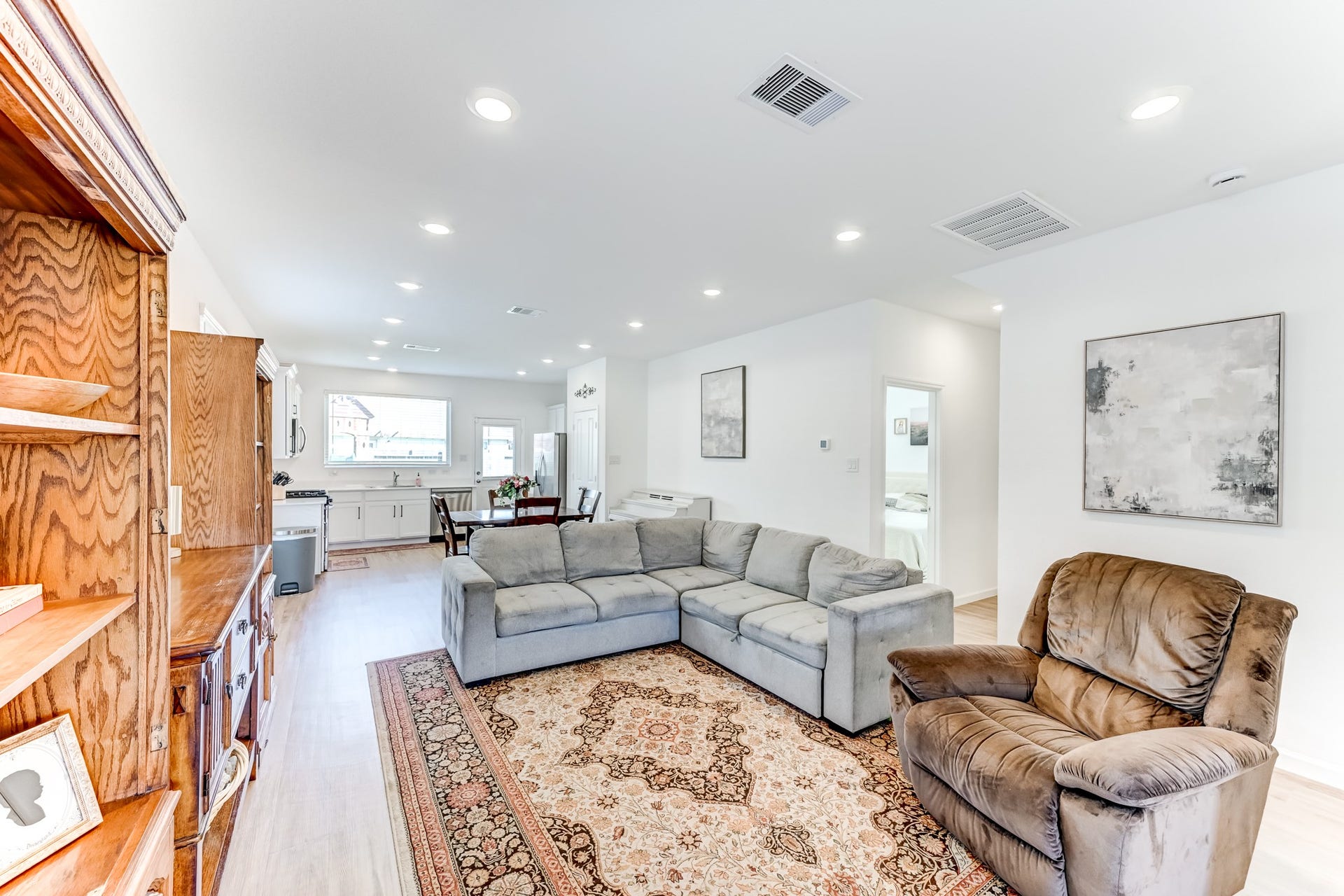 20901 Cropani Shadow Drive, New Caney, TX 77357 Living room