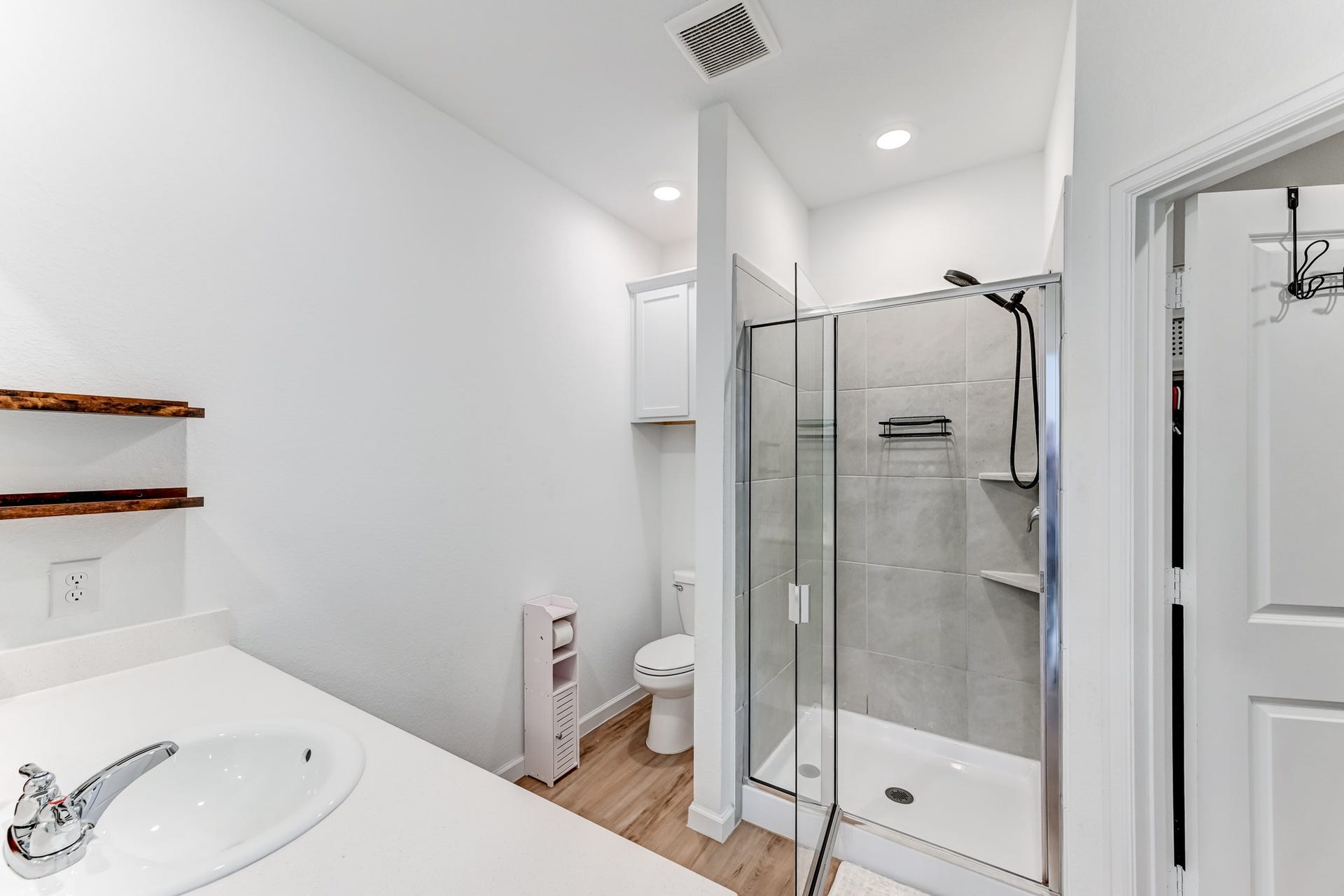 20901 Cropani Shadow Drive, New Caney, TX 77357 Primary bathroom