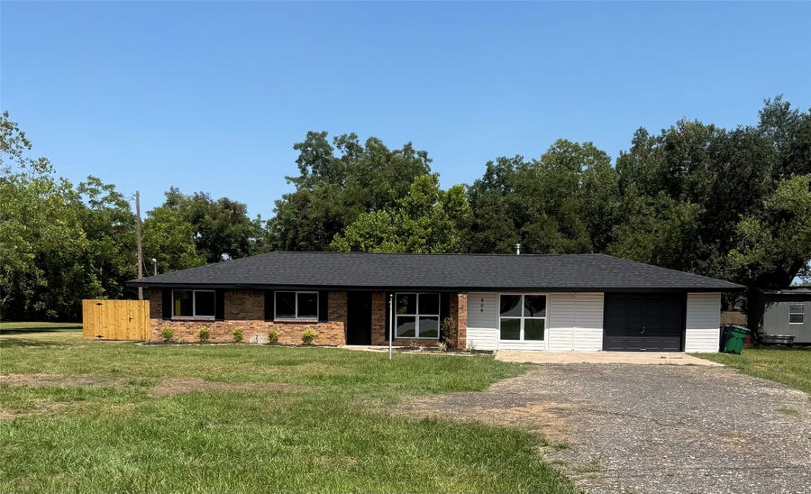 Property photo for 909 S Downing Road, Angleton, TX