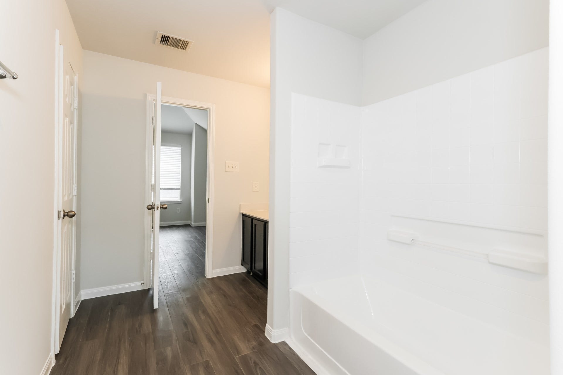 2442 Peterborough Way, Houston, TX 77073 Photos may be representative of the floor plan and not the exact home. Finishes, layout, and features of the actual property for lease may vary.