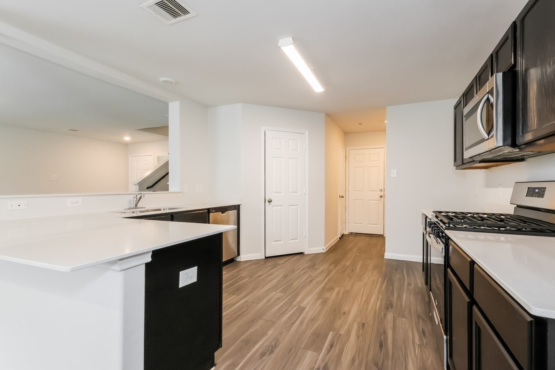 2442 Peterborough Way, Houston, TX 77073 Photos may be representative of the floor plan and not the exact home. Finishes, layout, and features of the actual property for lease may vary.