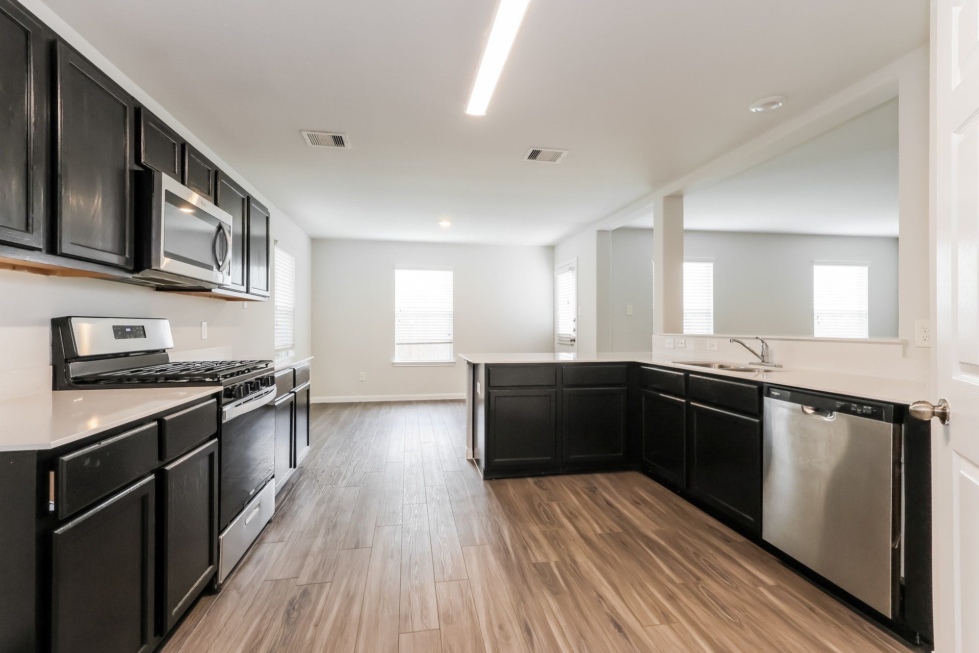 2442 Peterborough Way, Houston, TX 77073 Photos may be representative of the floor plan and not the exact home. Finishes, layout, and features of the actual property for lease may vary.