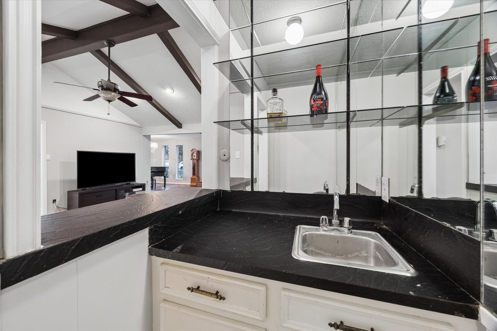 10411 Grassland Circle, Houston, TX 77070 Enjoy your wet bar, perfect for entertaining guests and extra storage.