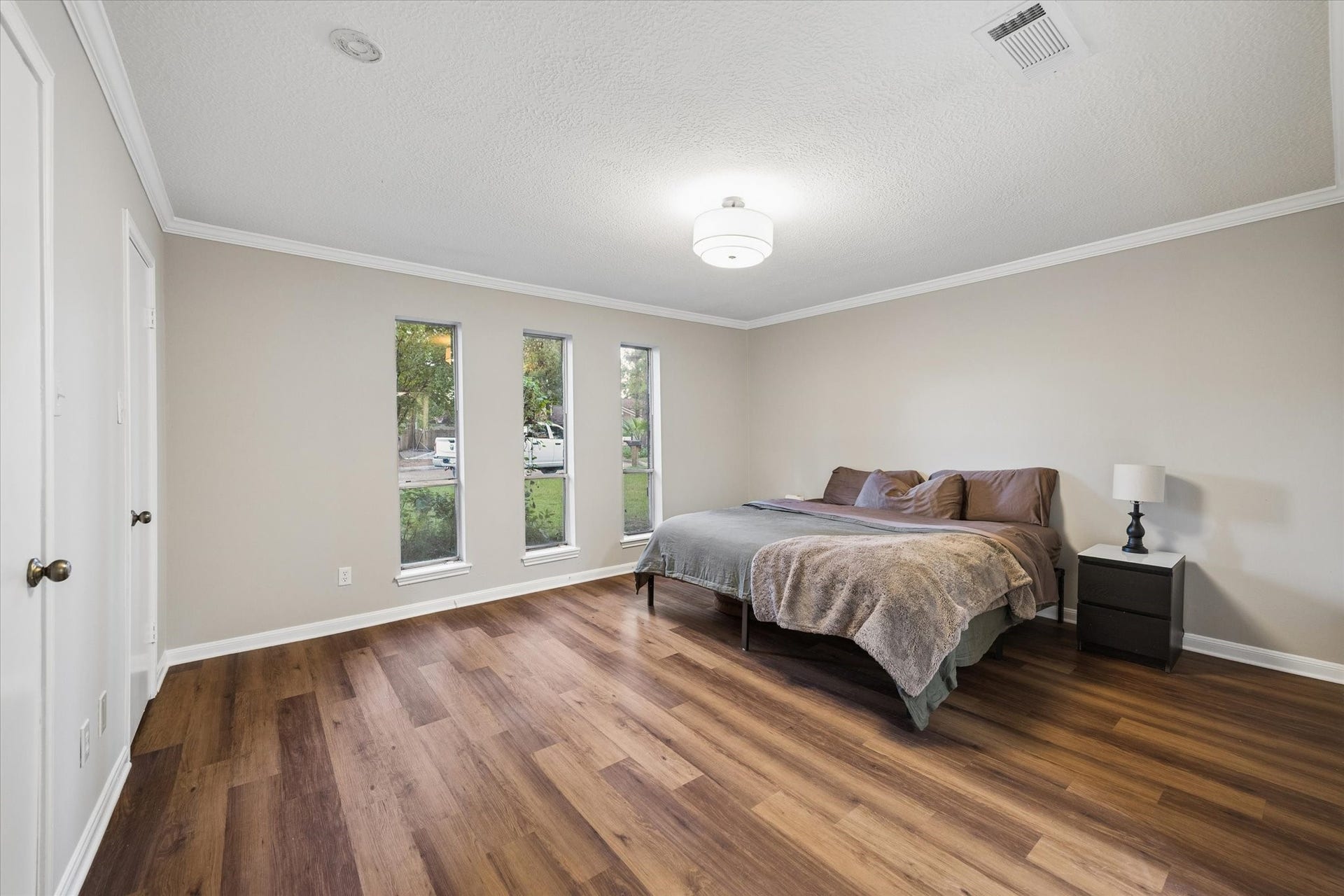 10411 Grassland Circle, Houston, TX 77070 Your primary bedroom is huge and features three separate closets.