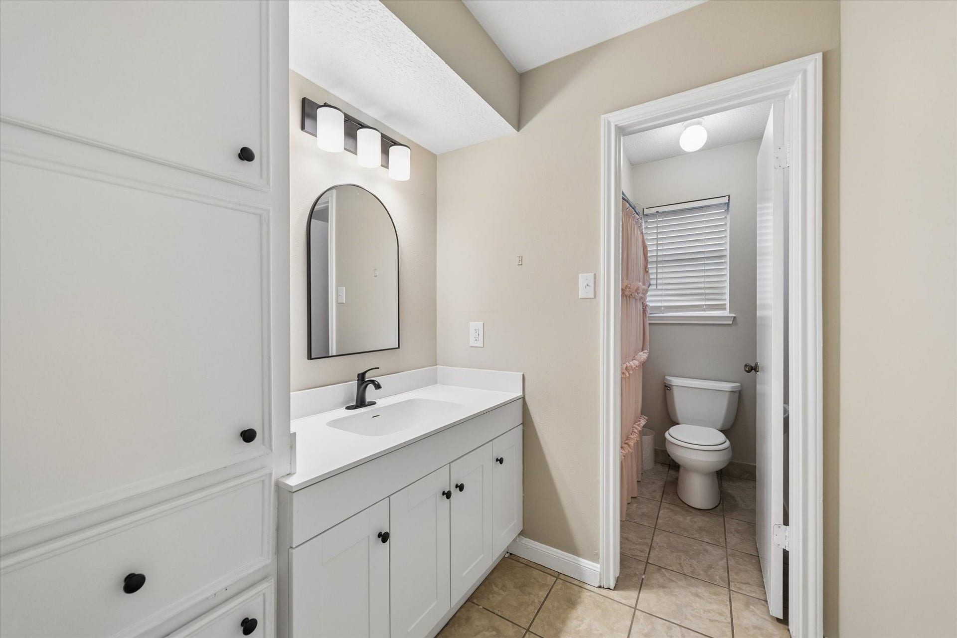 10411 Grassland Circle, Houston, TX 77070 Guest bathroom with a tub.