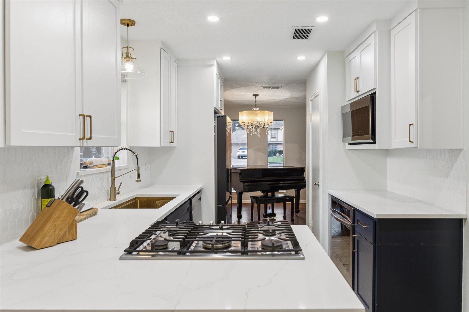 10411 Grassland Circle, Houston, TX 77070 The absolutely stunning remodeled kitchen is definitely a highlight of the home and a dream to any chef.
