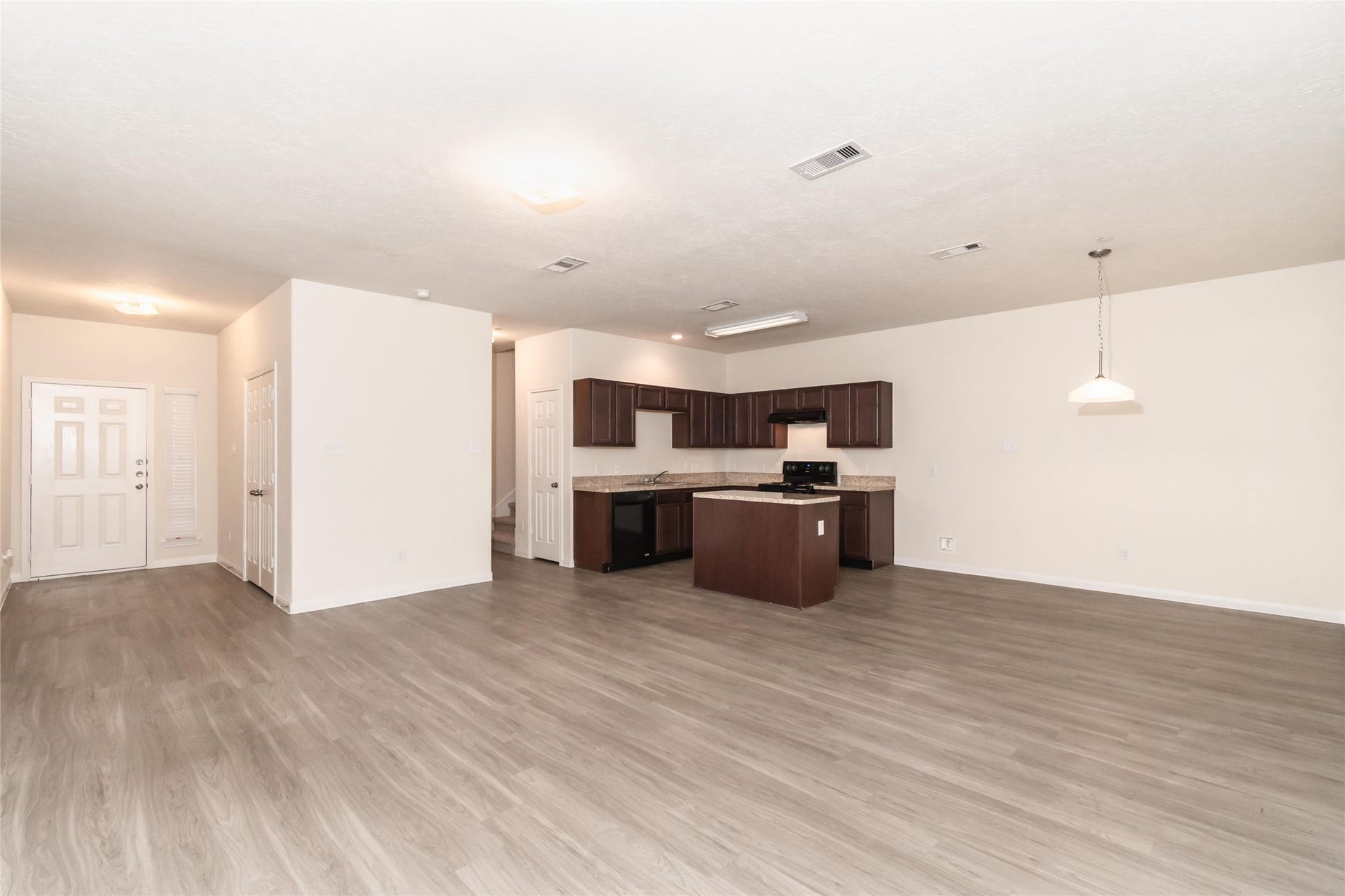 3927 Lexington Grove Court, Missouri City, TX 77459 Photos may be representative of the floor plan and not the exact home. Finishes, layout, and features of the actual property for lease may vary.