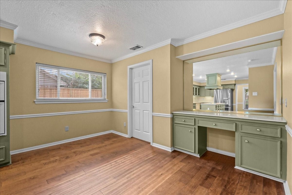 Discover a versatile breakfast area featuring a built-in desk, perfect for working from home or managing daily tasks with ease.