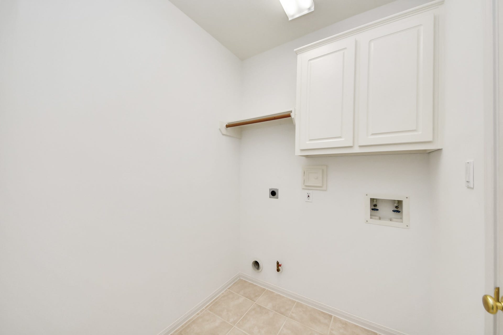 5815 Pheasant Ridge Lane, Houston, TX 77041 Spacious laundry room featuring tiled flooring, bright walls, and ample cabinetry for storage.
