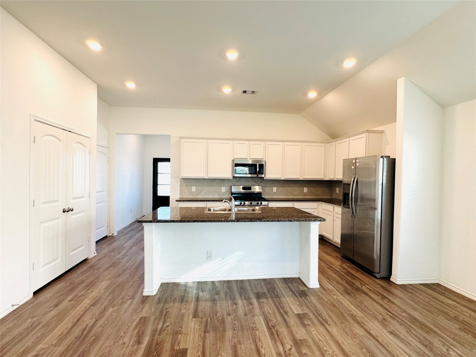 3535 Britton Burrow Way, Richmond, TX 77406 Granite kitchen with SS appliances