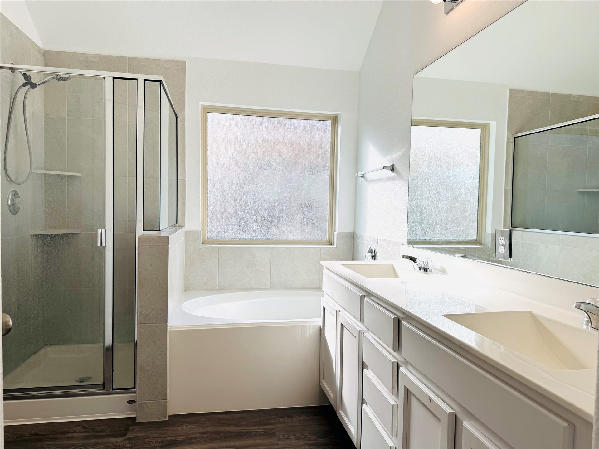 3535 Britton Burrow Way, Richmond, TX 77406 Primary bath with double vanities, separate tub & shower