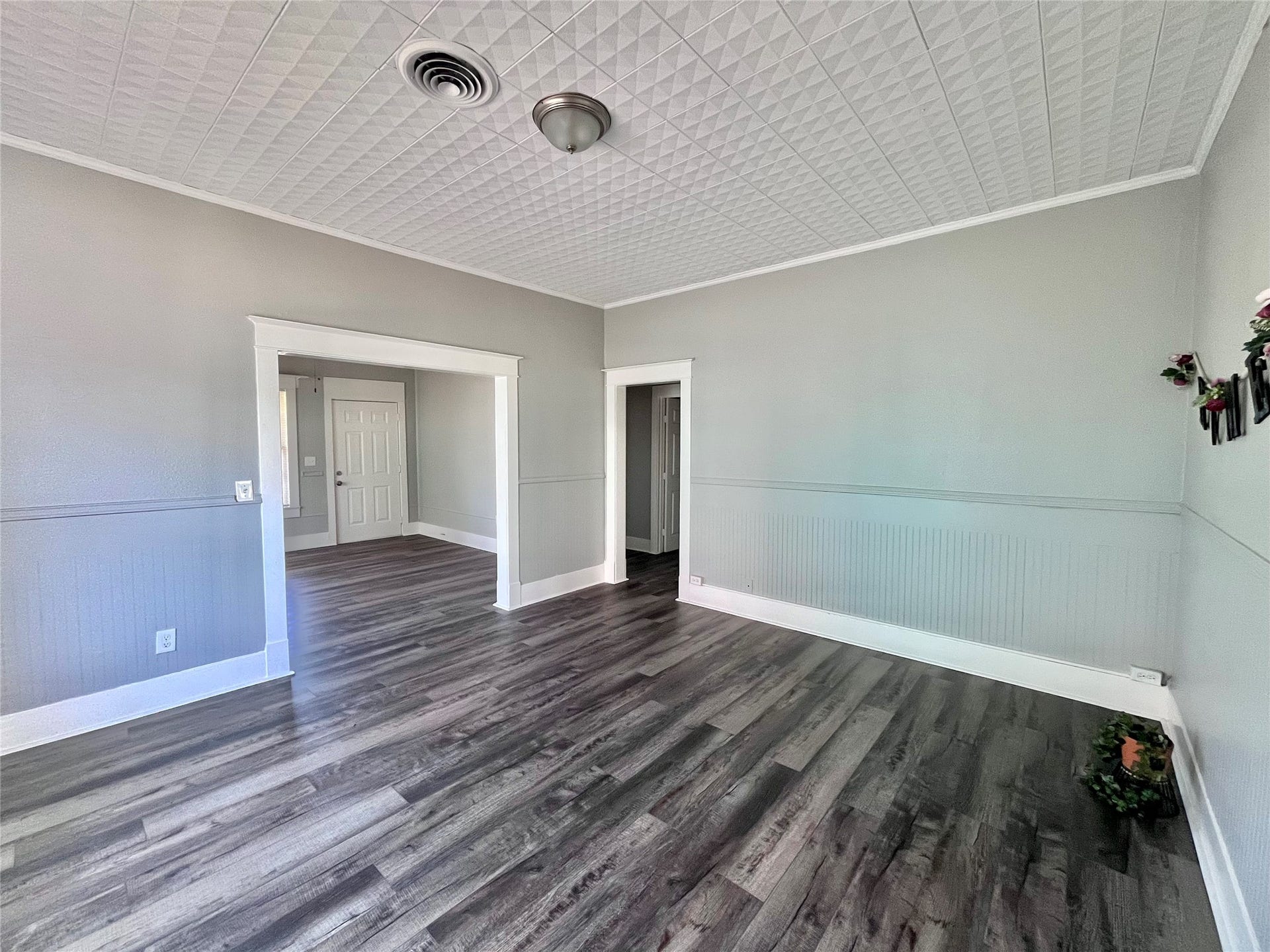 1211 W 2nd Street, Freeport, TX 77541 secondary living area letf corner