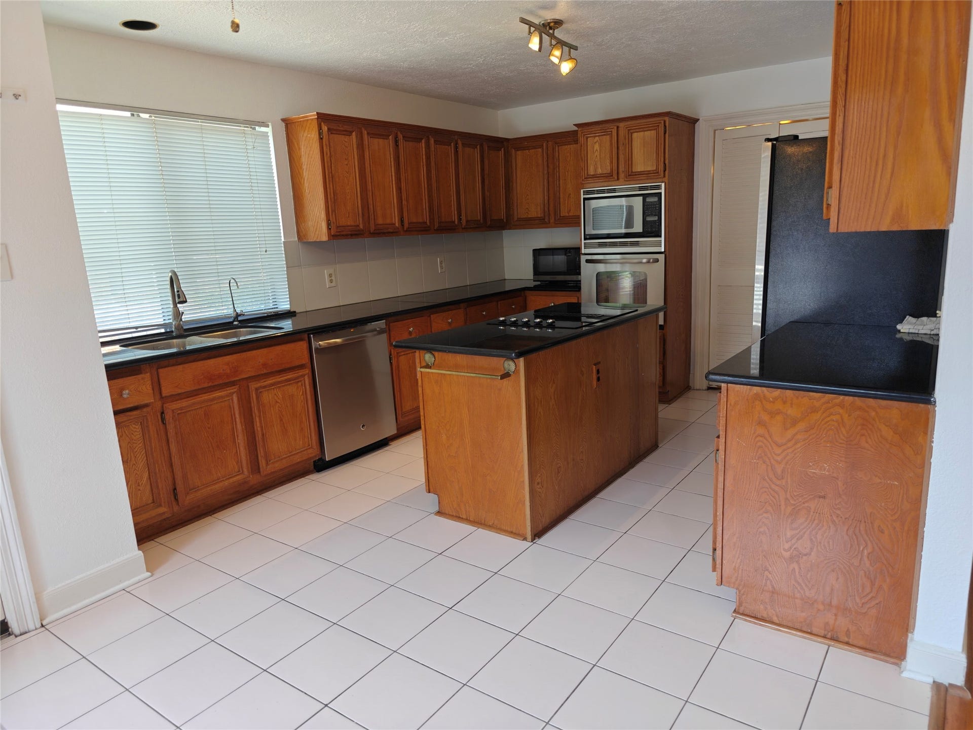 3446 Mimosa Way, Sugar Land, TX 77479 3446 Mimosa Way, Sugar Land, TX 77479
