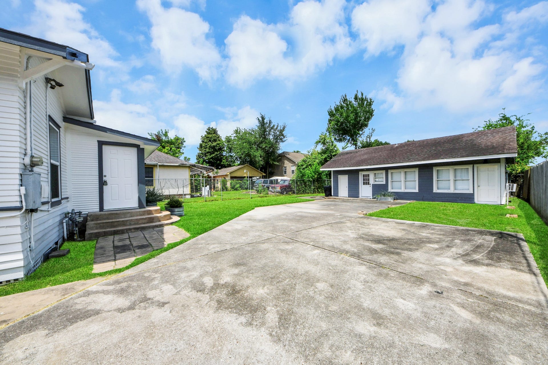 Spacious driveway leading to the guest home offering ample outdoor space and parking.