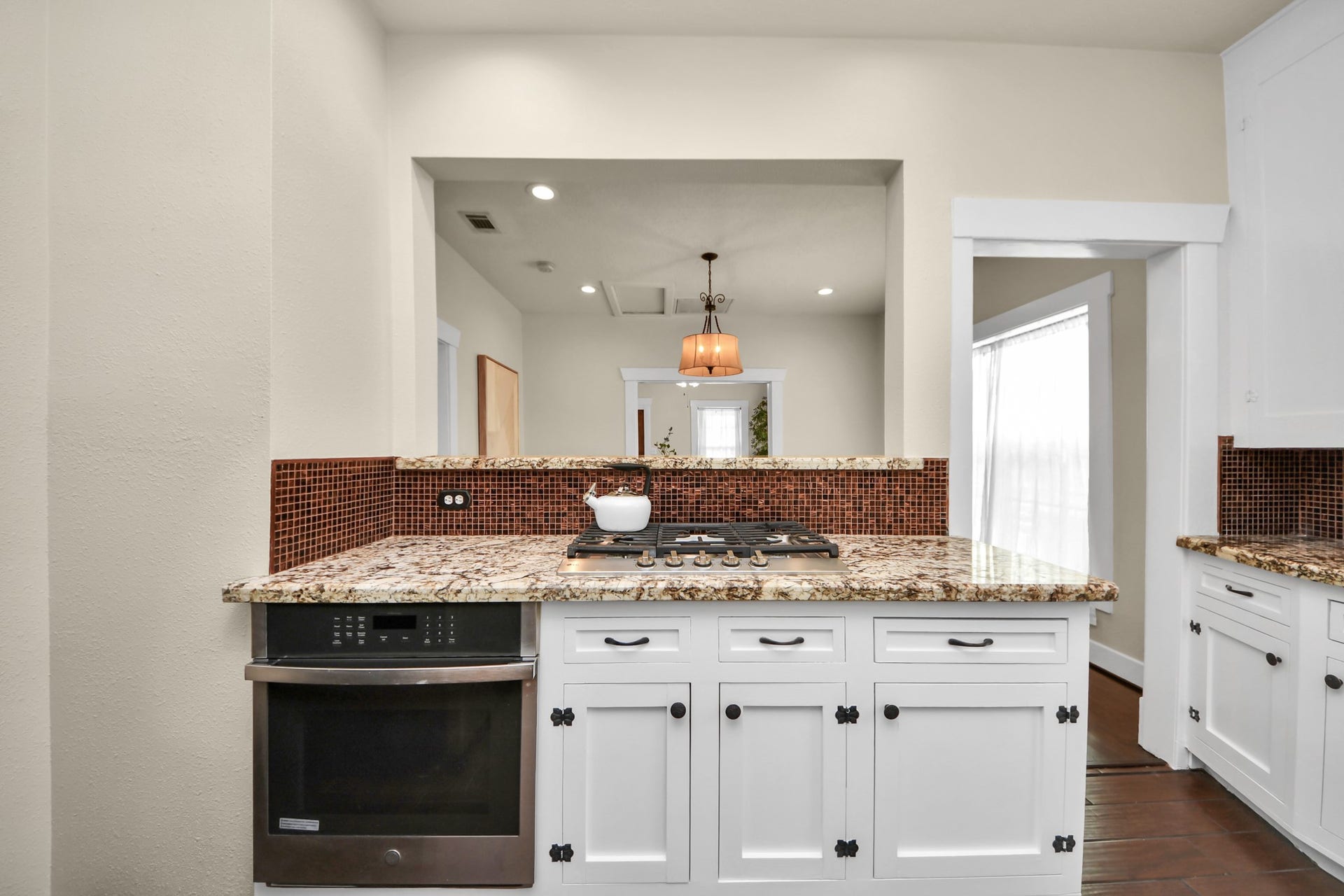 Designed for connection, the gas cooktop overlooks the dining area, allowing you to prepare meals while staying engaged with family and guests.
