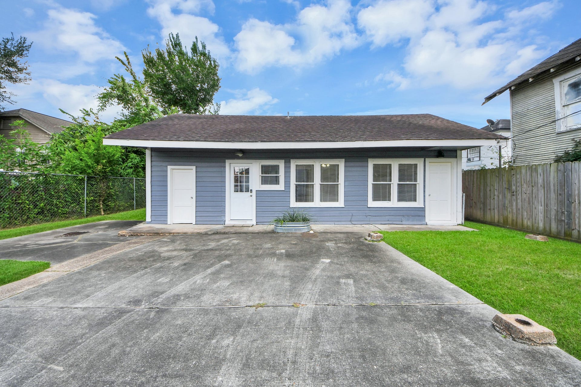 A private guest residence offering exceptional flexibility for a variety of lifestyles.
