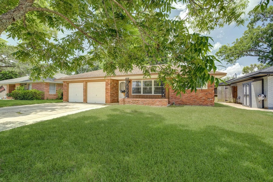 Property photo for 111 Carnation Street, Lake Jackson, TX