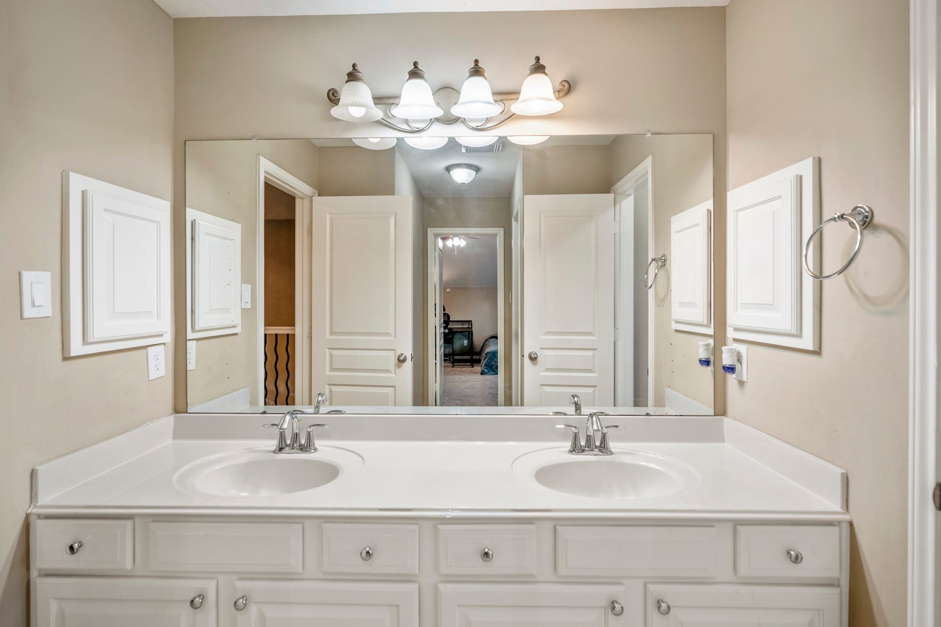 Hollywood bath shared between 2 bedrooms