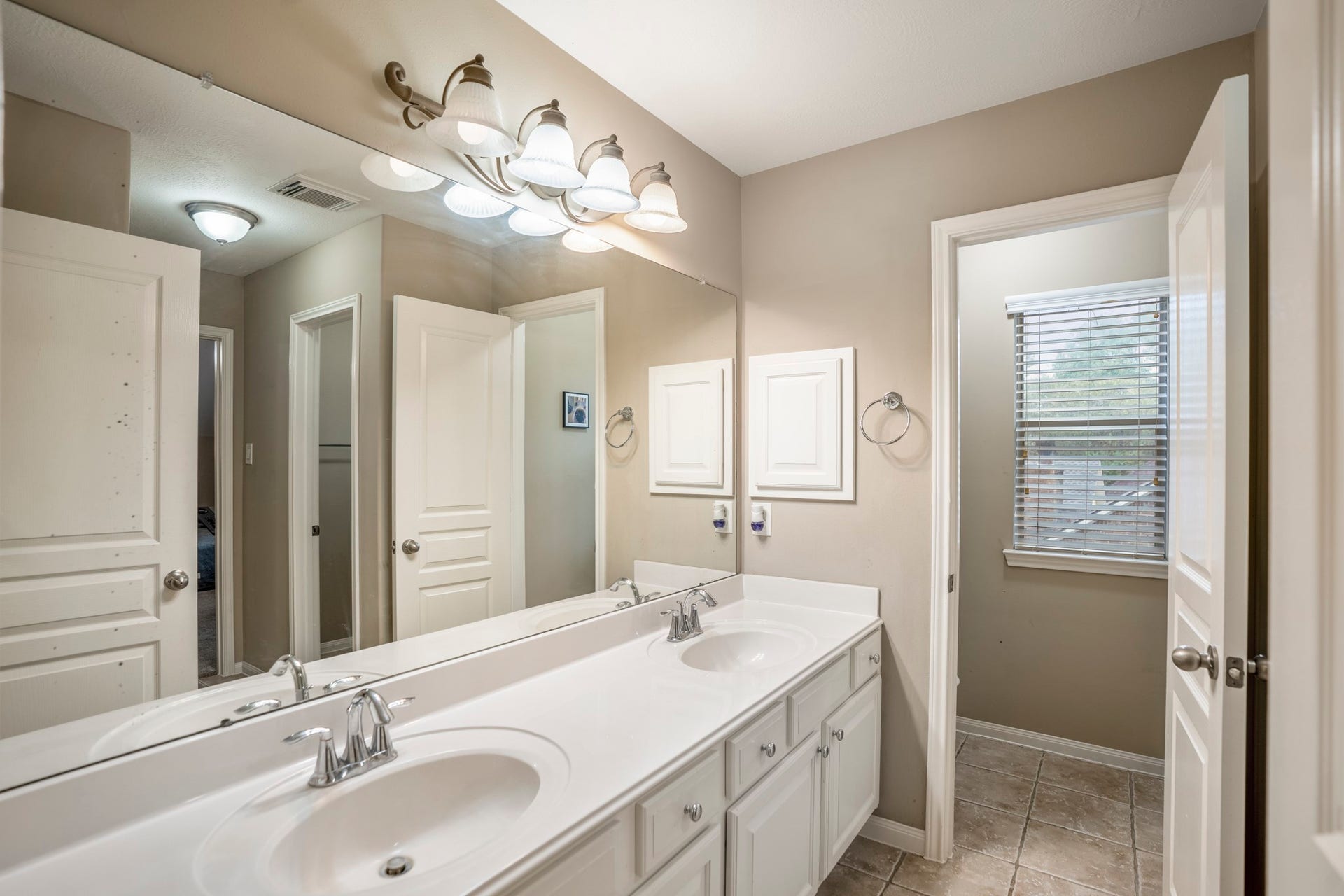 Hollywood bath shared between 2 bedrooms