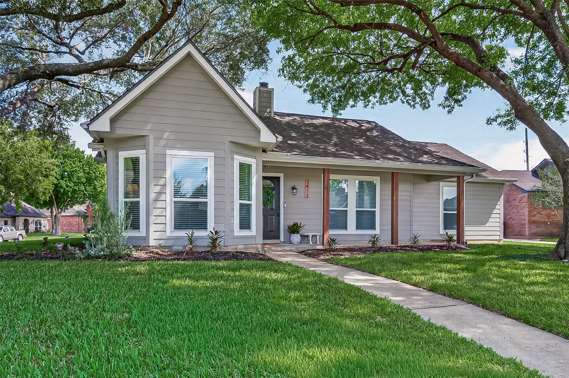 1411 Bittersweet Court, Richmond, TX 77406 Welcome home to 1411 Bittersweet Court and enjoy the updated insulated windows