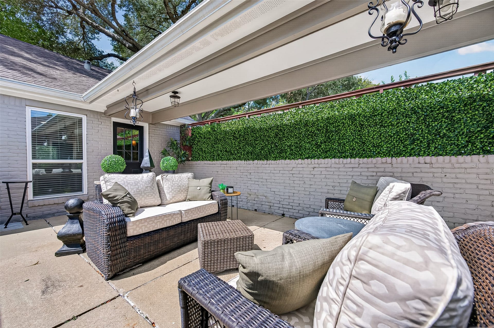 1411 Bittersweet Court, Richmond, TX 77406 Huge cozy sitting area with a privacy wall and covered area!