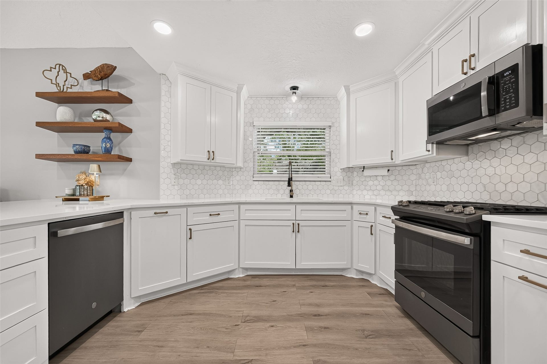 1411 Bittersweet Court, Richmond, TX 77406 Quartz Countertops and updated appliances too!