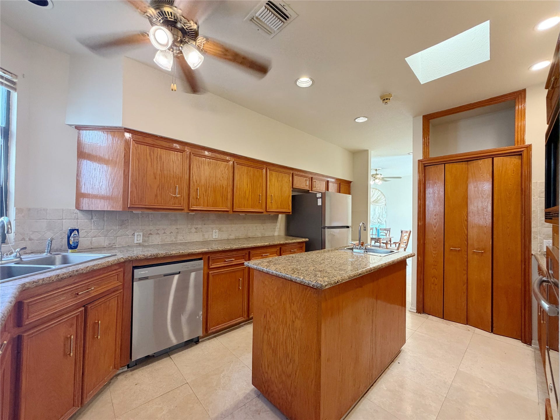 7110 W Mockingbird Lane, Pearland, TX 77584 7110 W Mockingbird Lane, Pearland, TX 77584