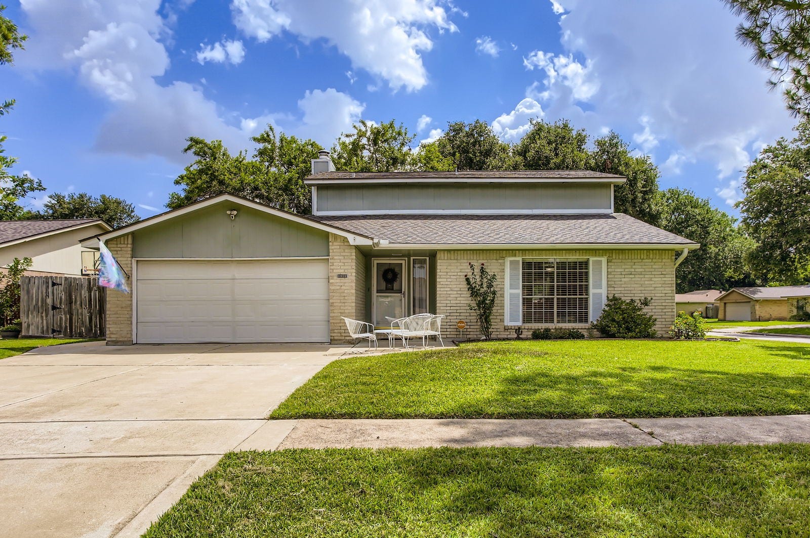 This beautiful 3 bedroom, 2 1/2 bathroom home is located on a prime corner cul-de-sac lot in the Williamsburg Hamlet community of Katy, Texas!